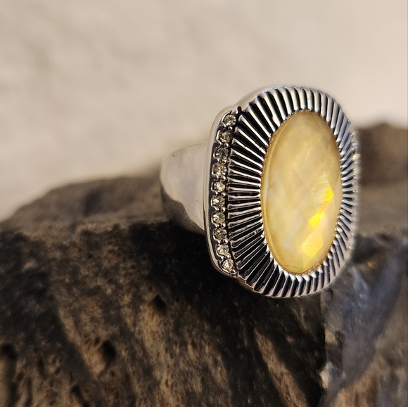 NWOT Lia Sophia "Beautify" Kiam Yellow cut crystal Silver Ring - Size 8 - Picture 3 of 5